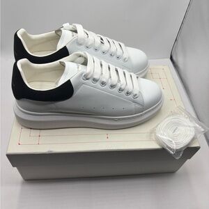 Alexander McQueen Oversized
Sneakers in White Leather and Black
Suede